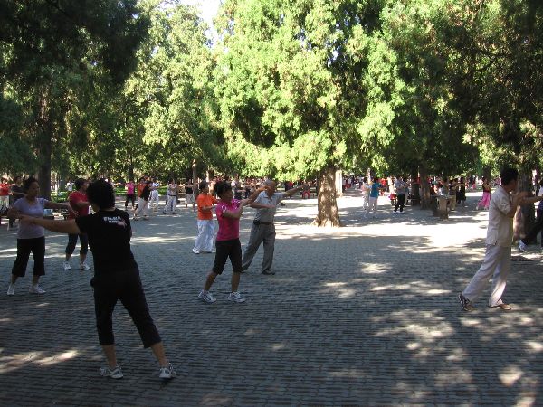 Kiinalaisia jumppaamassa Taivaan temppelin puistossa
