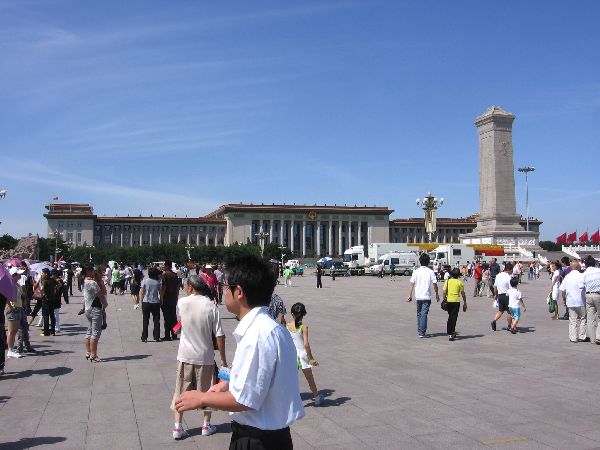 Suuri kansanpalatsi ja sen edessä Kansan sankareiden muistomerkki.
