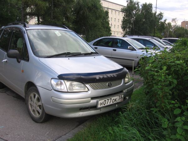 Henkilöauto jossa muovimaski etuvalojen yläpuolella.