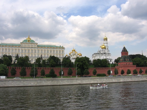 Kremli Moskova-joen vastakkaiselta laidalta kuvattuna