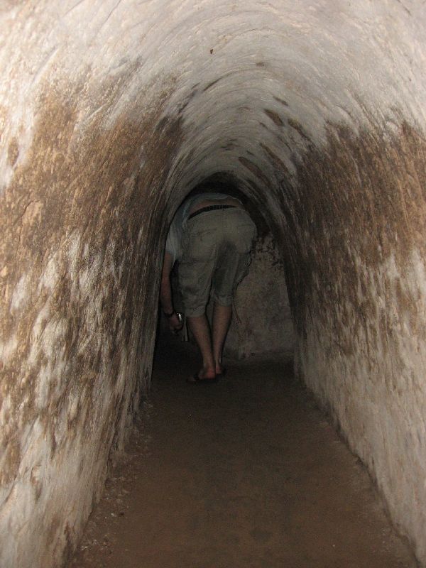 Vietnamin sodan aikainen tuneli.
