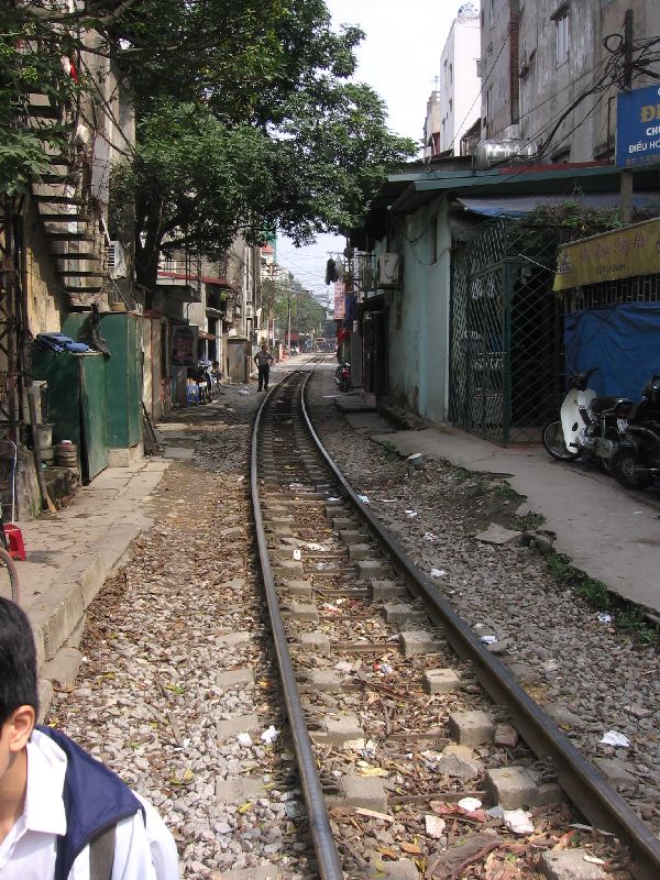 Rautatiekiskot keskellä Hanoita